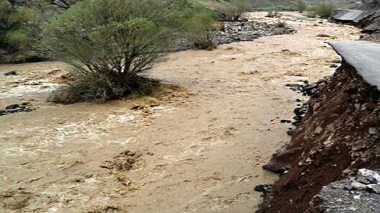 ببینید | جاری شدن سیل در جاده سرتنگ زعفرانیه در مهران