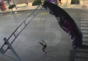 ببینید | فرود غیرمنتظره در شهروند ۳۶ ساله آمریکای با چتر در مکزیکوسیتی