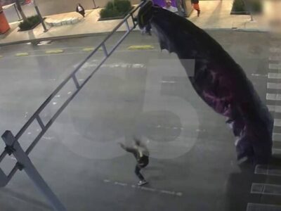 ببینید | فرود غیرمنتظره در شهروند ۳۶ ساله آمریکای با چتر در مکزیکوسیتی