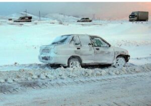 بارش برف سبب بسته شدن گردنه اسدآباد و گردنه تاریکدره به سمت تویسرکان شد