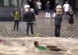 ببینید | شادی زاید الوصف مردم جده از بارش باران