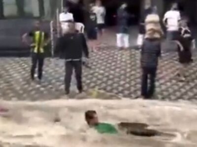 ببینید | شادی زاید الوصف مردم جده از بارش باران