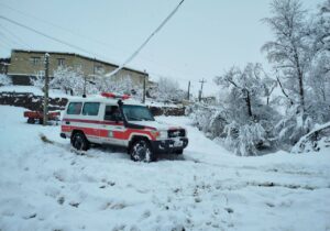 نجات جان مادر باردار تکابی و فرزندش بعد از ۸ ساعت عملیات نیروهای هلال احمر در برف و کولاک