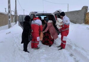 ۸ ساعت عملیات نفسگیر امدادگران هلال احمر برای نجات مادر باردار در برف و کولاک تکاب