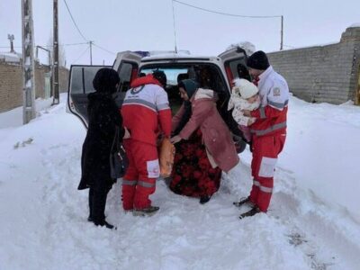۸ ساعت عملیات نفسگیر امدادگران هلال احمر برای نجات مادر باردار در برف و کولاک تکاب