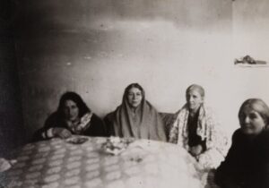 ملاباجی بندانداز سوار بر الاغ از این خانه به آن خانه میرفت که خانمها را بند بیندازد