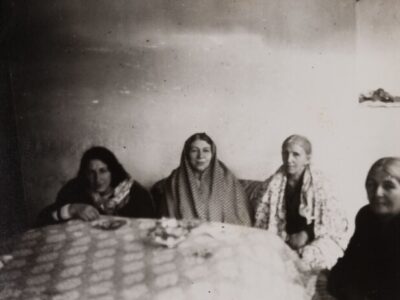 ملاباجی بندانداز سوار بر الاغ از این خانه به آن خانه میرفت که خانمها را بند بیندازد