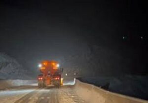 بارش برف در محورهای جنوبی استان اردبیل؛ جادهها لغزنده است