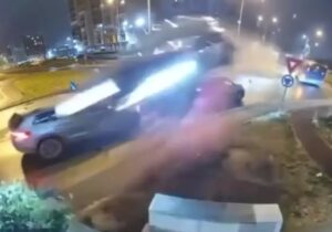 پرواز واقعی یک مرسدس بنز در خیابان / معجزهای که جان راننده را نجات داد/ عکس و فیلم