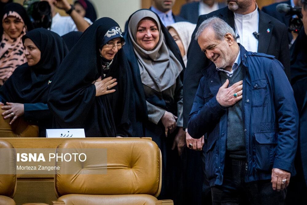 تصاویر خاص از حضور پزشکیان در آیین گرامیداشت «روز زن و مقام مادر»