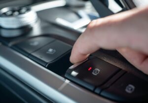 ترمز دستی برقی چگونه کار میکند؟