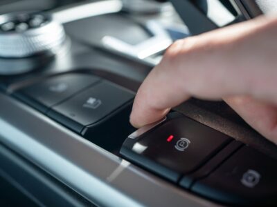 ترمز دستی برقی چگونه کار می‌کند؟