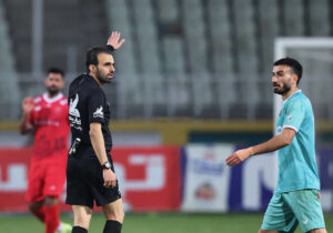 اتفاق عجیب در بازی پیکان- پرسپولیس؛ ارتباط داور با اتاق VAR قطع شد!