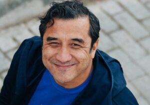 از زمین فوتبال تا آنتن زنده؛ خداداد عزیزی در حلقه پایانناپذیر بحرانها