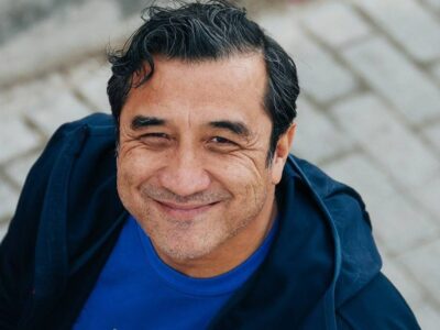 از زمین فوتبال تا آنتن زنده؛ خداداد عزیزی در حلقه پایانناپذیر بحرانها