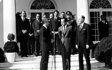 بازتاب سفر نیکسون به ایران از خلال روزنامه‌های آذر ۱۳۳۲