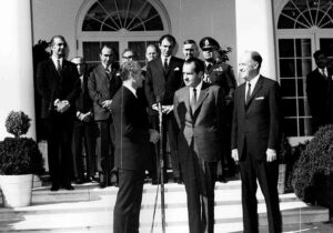 بازتاب سفر نیکسون به ایران از خلال روزنامههای آذر ۱۳۳۲