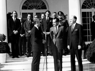 بازتاب سفر نیکسون به ایران از خلال روزنامههای آذر ۱۳۳۲