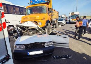 تصادف مرگبار پراید و کامیون/ ۴ نفر جان باختند