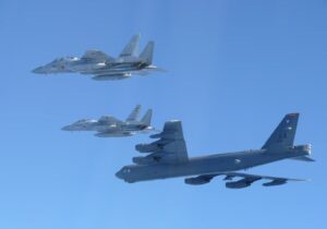 ژاپن و بمبافکن های B-۵۲ آمریکا رزمایش هوایی برگزار کردند