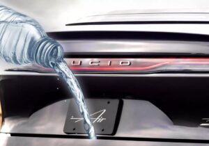 بطری آب دوباره مشکل آفرید / خسارت ۲ میلیاردی به خودروی آمریکایی