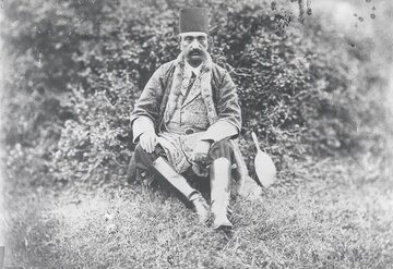 خاطرات ناصرالدین‌شاه: چاپار طهران آمده بود،. می‌گفت همه‌جا در راه باران آمده است، بسیار ذوق کردم