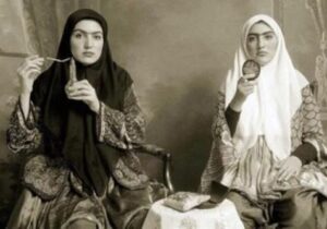 در سال مشروطه مد شده بود که زنها ابروهایشان را لنگه به لنگه وسمه بکشند و بعد وسط آن را خالی بگذارند