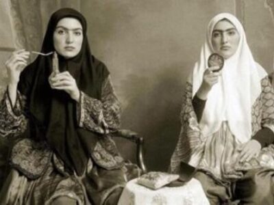 در سال مشروطه مد شده بود که زنها ابروهایشان را لنگه به لنگه وسمه بکشند و بعد وسط آن را خالی بگذارند