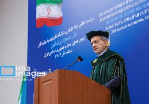 تصویری از پزشکیان با کلاه فارغ التحصیلی در دانشگاه نظربایف