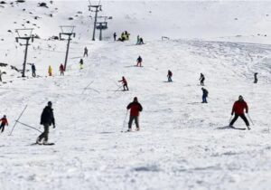 پیست اسکی تاریکدره همدان در پی بارش برف چند روز گذشته بازگشایی شد