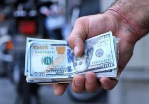 پیشبینی جالب یک اقتصاددان درباره قیمت دلار در هفته آخر آذر/ الان دلار بخریم یا نخریم؟/ سقوط قیمت در راه است؟