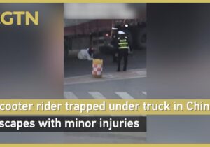 ببینید | لحظه وحشتناک سقوط یک زن زیر چرخهای تریلی مقابل چشمان پلیس؛ فریادها بلند شد