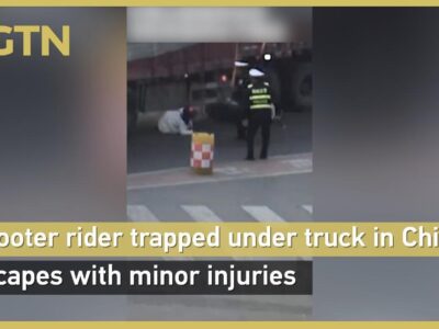 ببینید | لحظه وحشتناک سقوط یک زن زیر چرخهای تریلی مقابل چشمان پلیس؛ فریادها بلند شد