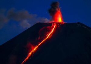 ببینید | قدرت خیرهکننده فورانهای آتشفشانی