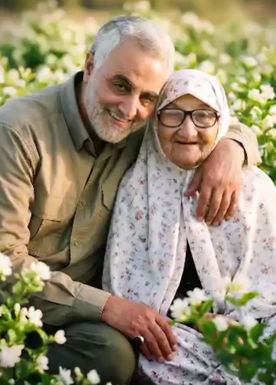 عکس شهید سردار سلیمانی در کنار مادرش