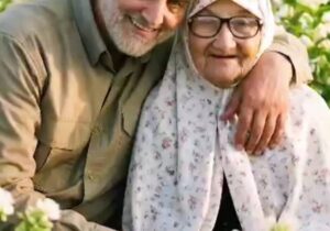 عکس شهید سردار سلیمانی در کنار مادرش