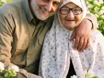 عکس شهید سردار سلیمانی در کنار مادرش