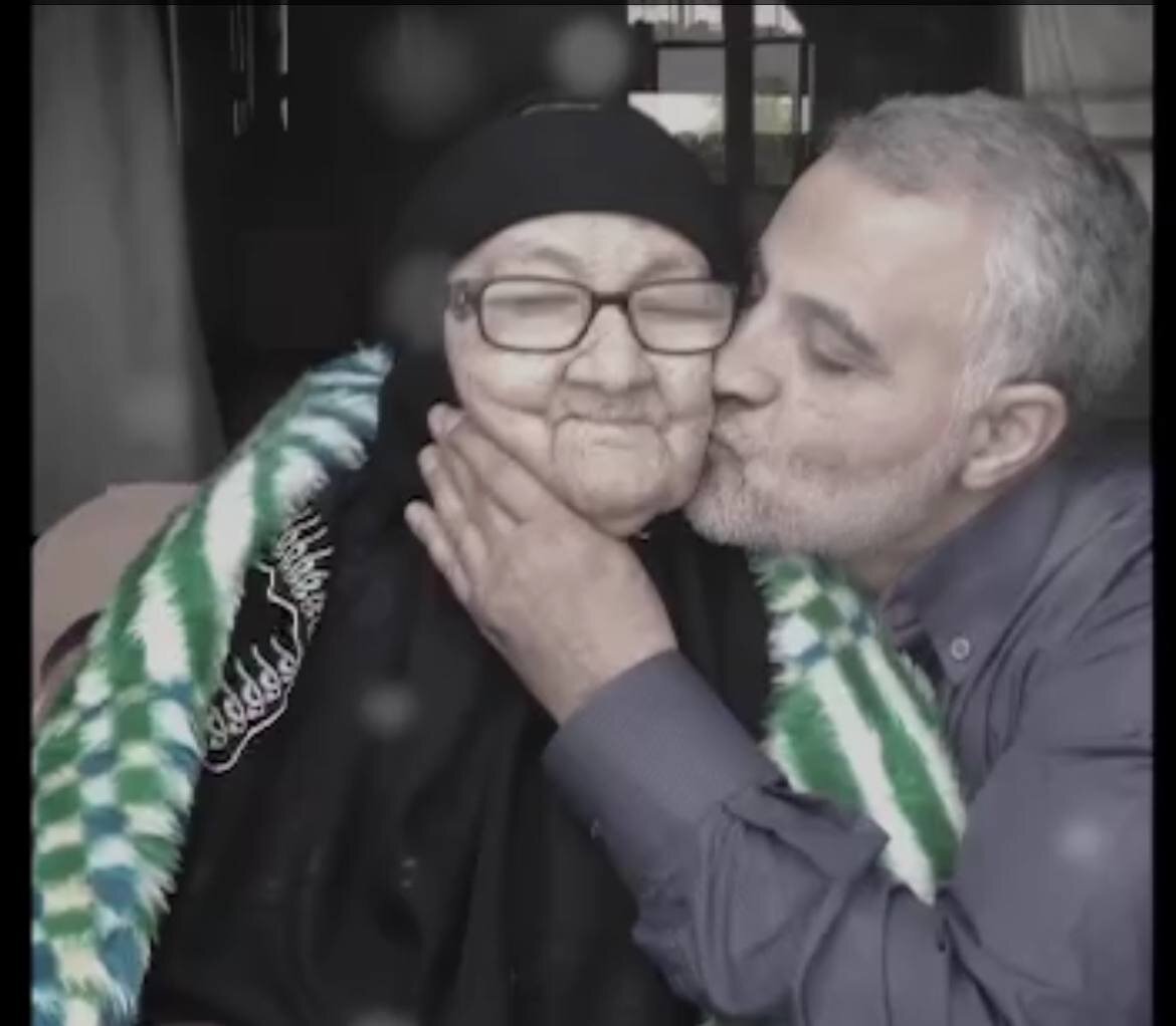عکس شهید سردار سلیمانی در کنار مادرش