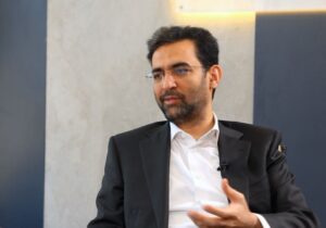 میگن ۲۰ تا باجناق تو بیابونی گرفتار گرگ شده بودند، فریاد میزدند که امان از بی کسی! / کنایه آذری جهرمی درباره عملکرد برخی از اعضا دولت