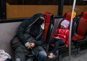 شبخوابی کارتنخوابها در اتوبوسها/ واکنش زاکانی