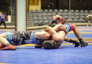 ببینید | درگیری لفظی دو گشتی‌گیر در پایان و پرتاب بطری