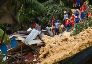 ببینید | موتورسواران به سختی از رانش زمین در فیلیپین جان سالم به در بردند