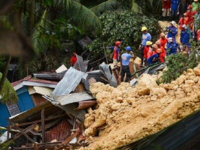 ببینید | موتورسواران به سختی از رانش زمین در فیلیپین جان سالم به در بردند