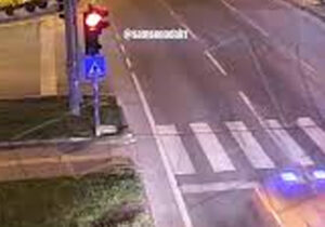 ببینید | لحظه وقوع تصادف عجیب آمبولانس با خودروی سواری؛ آمبولانس چپ کرد!