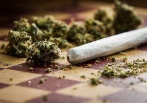 عوارض تکان‌دهنده مخدر گل؛ از قتل و خودکشی تا بستری شدن در تیمارستان/ دسترسی به این مخدر خطرناک در کشور کمتر از ۱۰ دقیقه است