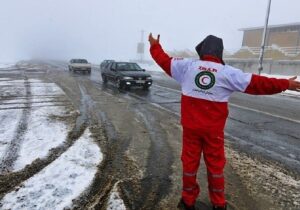 تداوم عملیات هلالاحمر در ۱۸ استان/ رهاسازی بیش از هزار خودرو از برف و کولاک