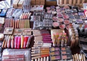 ببینید | تولید محصولات آرایشی تقلبی با برند جعلی در کارگاه زیرزمینی