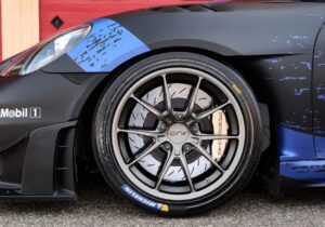 چرا برخی خودروها از ترمزهای سرامیکی استفاده میکنند؟