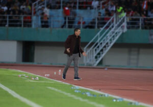 گربه سیاه چشم در چشم اوسمار!