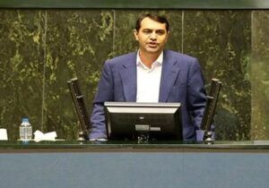 یک نماینده مجلس: سه نرخی شدن بنزین زمینهساز قاچاق و فساد است/ دولت در بودجه ۱۴۰۵ نرخ ارز را واقعی ببیند/ از نرخ واقعی بازار فرار کند